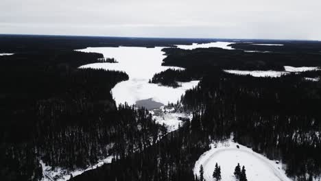 Gran-Altitud-Antena-4k-Drone-Shot-Ambiente-Naturaleza-Turismo-Viajar-Punto-De-Referencia-Congelado-Invierno-Agua-Pisew-Kwasitchewan-Falls-Cascada-Parque-Provincial-Thompson-Manitoba-Norte-ártico-Canadá-Paisaje