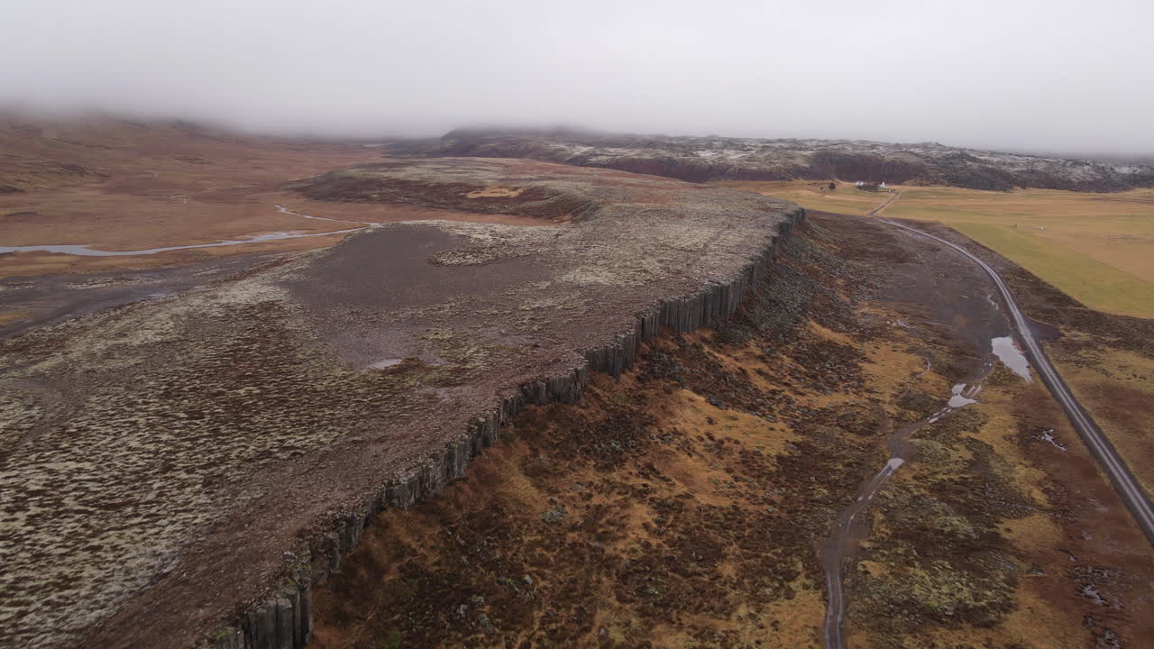 toma aérea de los acantilados de gerouberg en islandia
