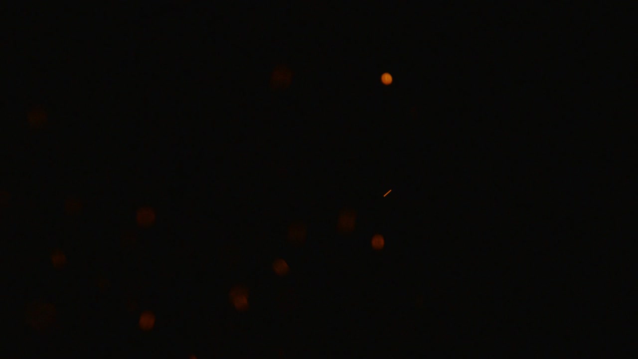 la textura de las brasas brillantes en el fondo en cámara lenta