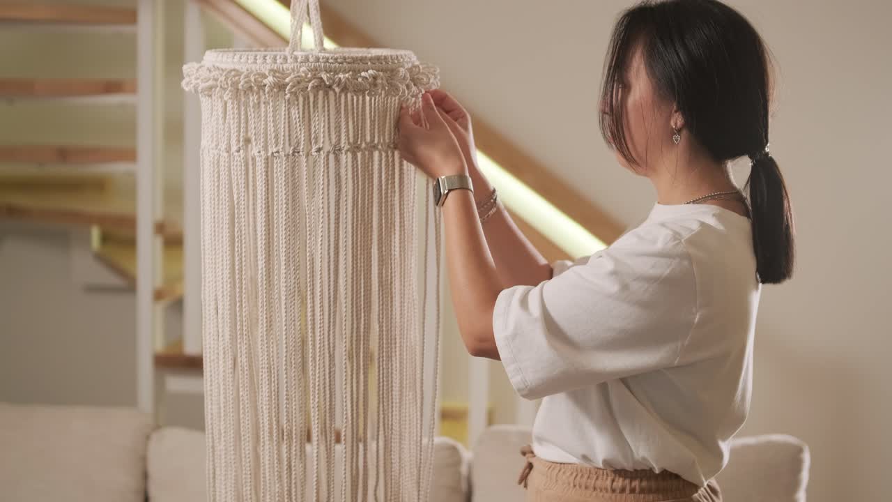 el hobby del hogar, tejer macrame. las manos de las mujeres tejen un adorno con hilos gruesos.