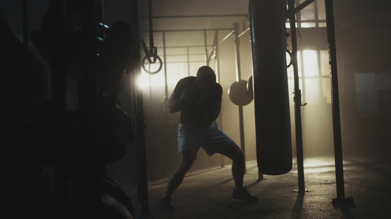 체육관에서 권투하는 남자