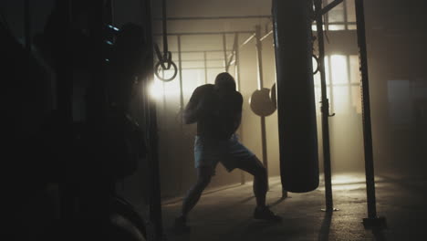 uomo che boxe in palestra