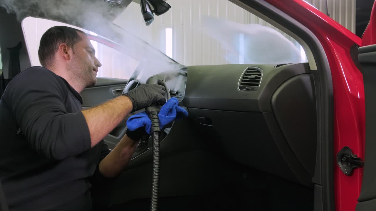 전문적인 자동차 청소. 샤워. 인테리어 세부 사항. 자동차 인테리어를 건조 청소 및 세부 사항; 깊은 좌석 청소; 자동차 세탁에서 거품을 는; 먼지에서 자동차 패널을 청소하는; 진공청소기
