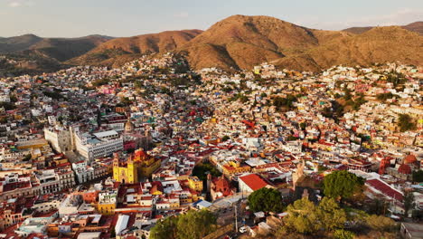 Descripción-Aérea-De-La-Estatua-De-El-Pipila-Y-El-Paisaje-Urbano-De-Guanajuato,-En-El-Soleado-México.