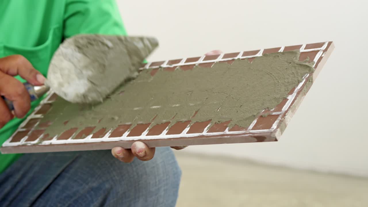 Scopri il processo di posa delle piastrelle passo dopo passo per una finitura perfetta nei progetti di ristrutturazione della casa.
