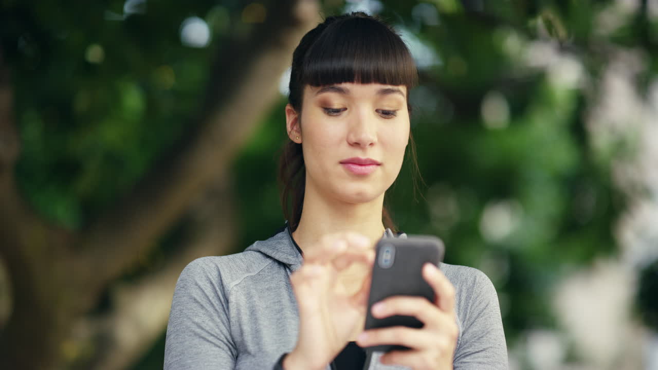 피트니스 파트너에게 문자 메시지를 보내고