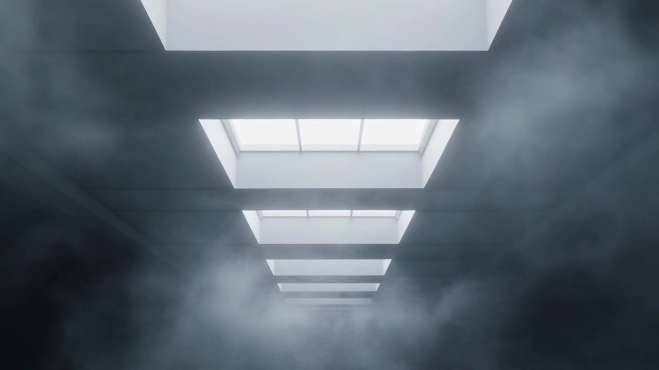 Fumo che riempie un corridoio buio con lucernari a soffitto