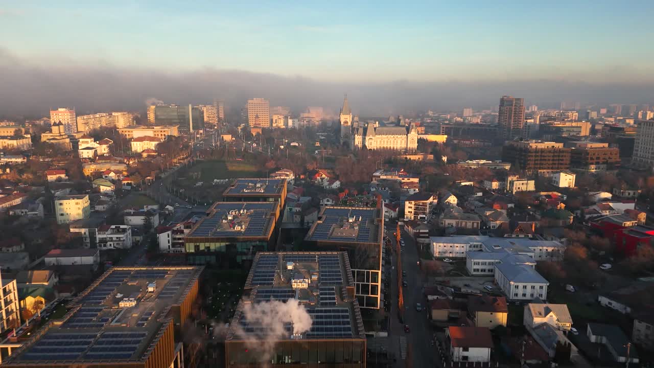 이아시의 문화 궁전과 팔라스 캠퍼스의 드론 비디오는 교통과 함께 낮 동안