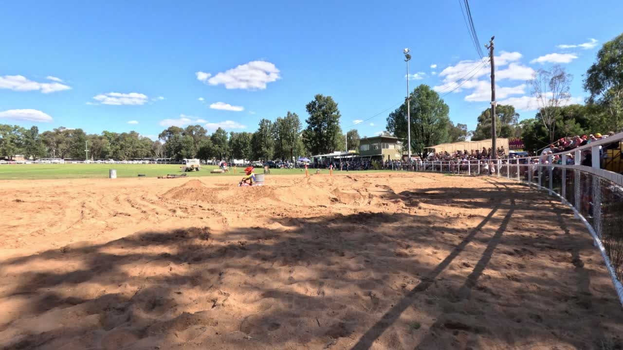 모토크로스 트랙 에서 경쟁 하는 더트 자전거 라이더 들