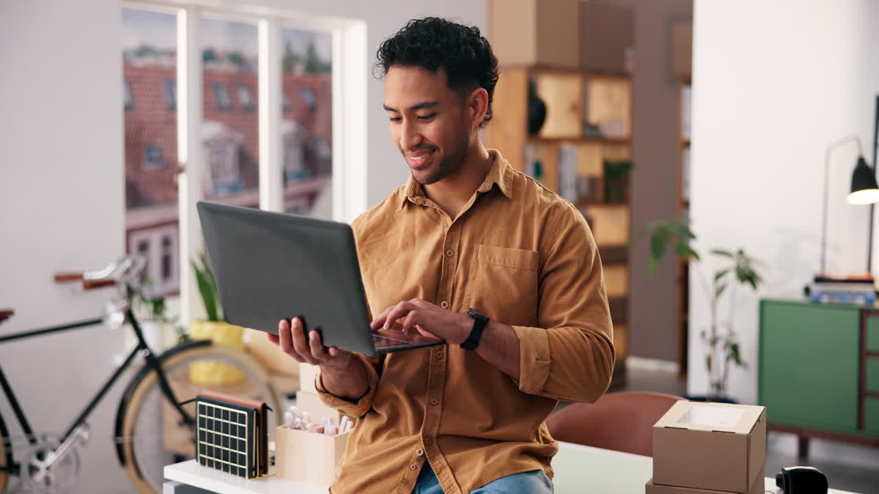 Uomo che lavora al computer portatile in ufficio a casa