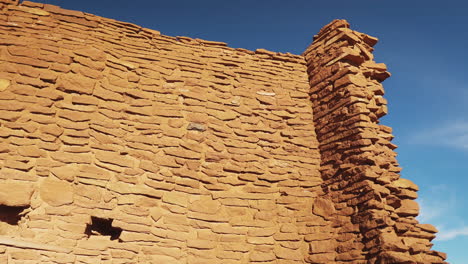 Ruinas-En-El-Pueblo-De-Wukoki-En-Un-Hermoso-Día-Con-Cielo-Azul