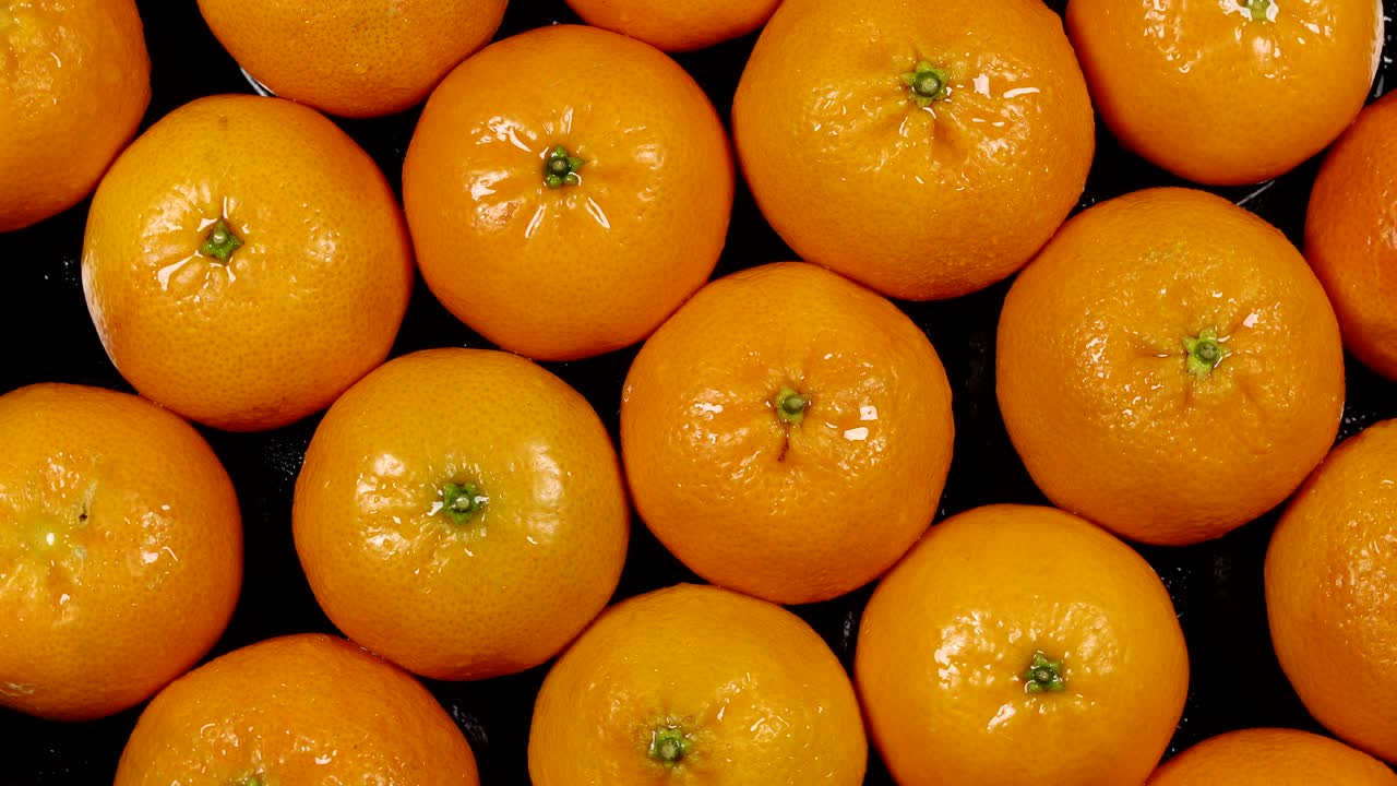 mandarinas frescas en una mesa negra