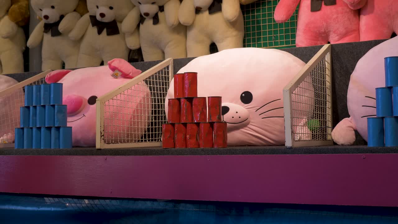 유원지에서 캔을 치는 공, 그들을 쓰러뜨리려고 하는 꿈의 세계, 태국