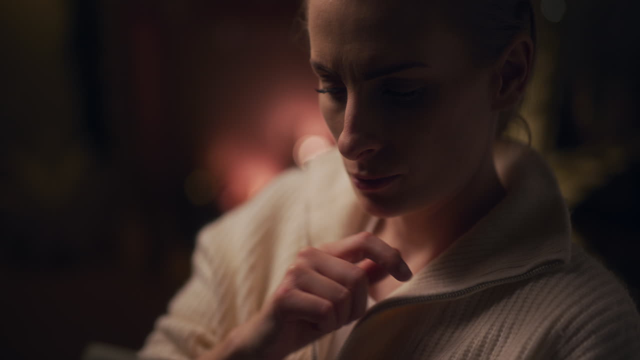 mujer usa teléfono inteligente por la noche viendo internet navegando por las redes sociales por la noche