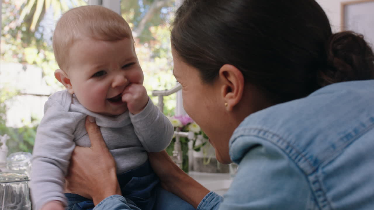 행복 한 어머니 는 집 에서 아기 와 함께 놀고 사랑 하는 어머니 는 유아 를 양육 하고 재미 를 즐기는 부모 는 모성 생활 을 즐긴다
