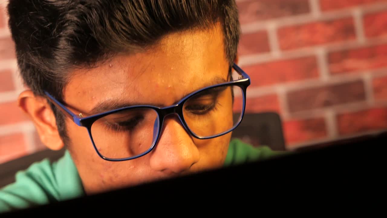 joven concentrado en la computadora