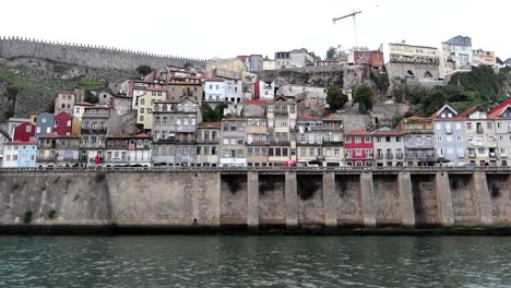hermosa vista del paisaje de porto y muralha fernandina desde el río douro
