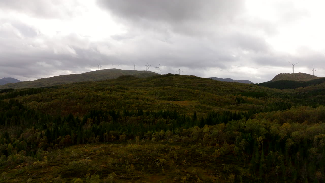 노르웨이 소르트랜드 근처의 산맥 위에서 풍력 터빈의 먼 풍경.