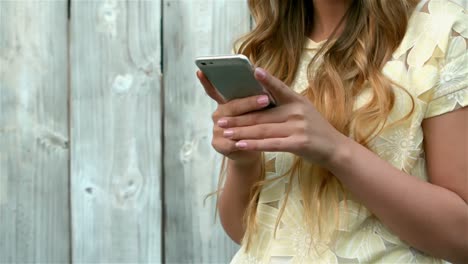 chica bonita usando un teléfono inteligente