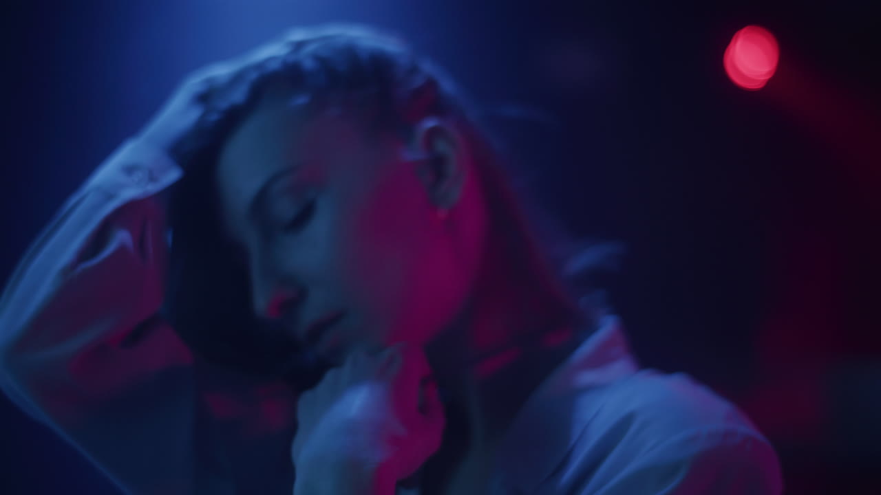 retrato de neón de una mujer