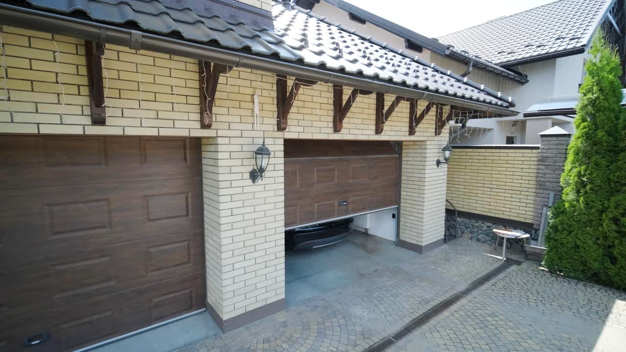 리모컨으로 자동 차고 게이트를 열 수 있습니다.