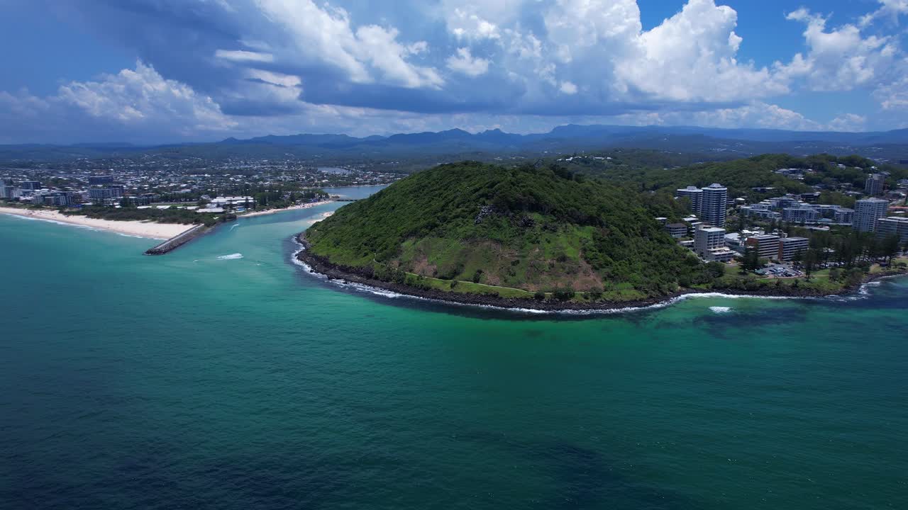 Veduta aerea del Parco Nazionale di Burleigh Head, di Tallebudgera Creek e della spiaggia a Gold Coast, QLD, Australia.