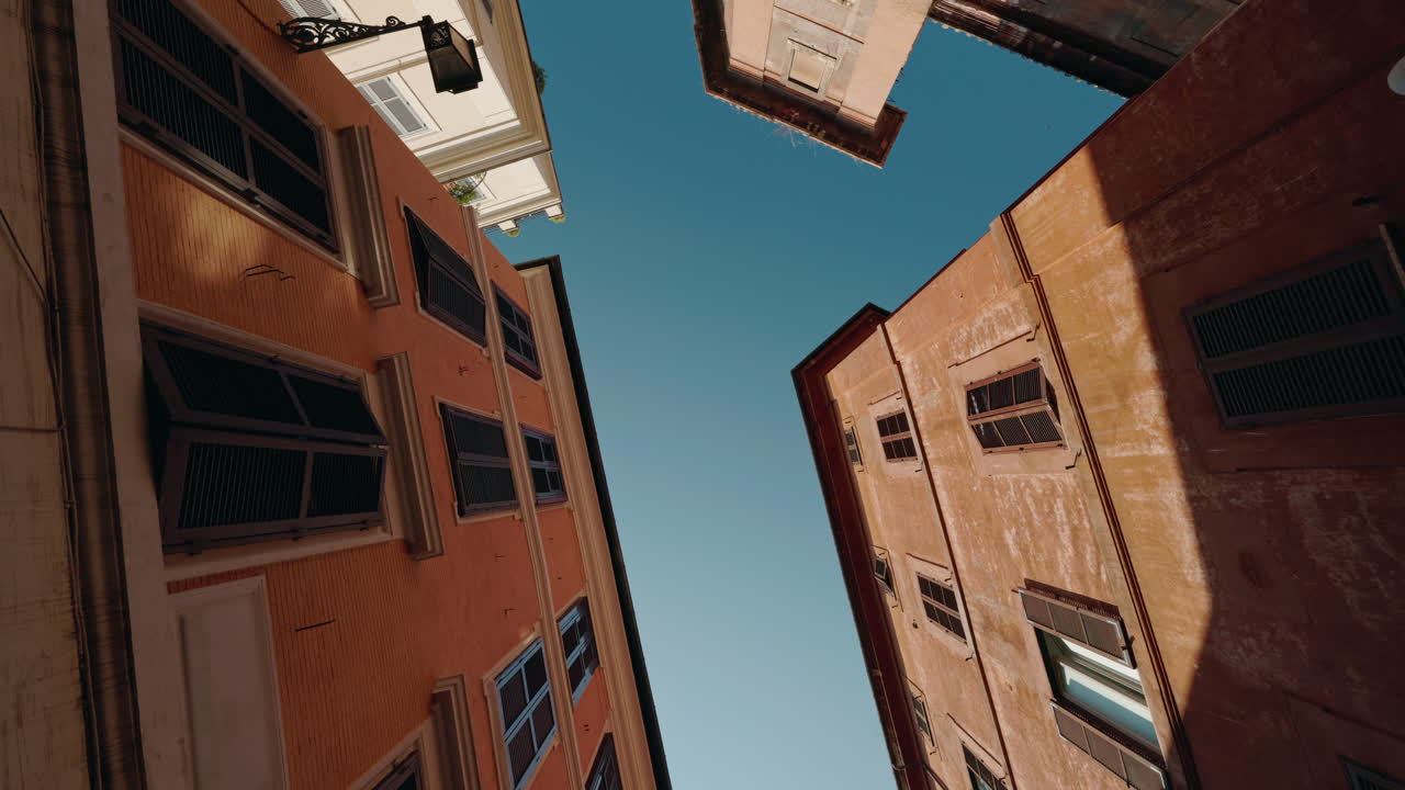 Edifici dal basso verso l'alto con il cielo sullo sfondo