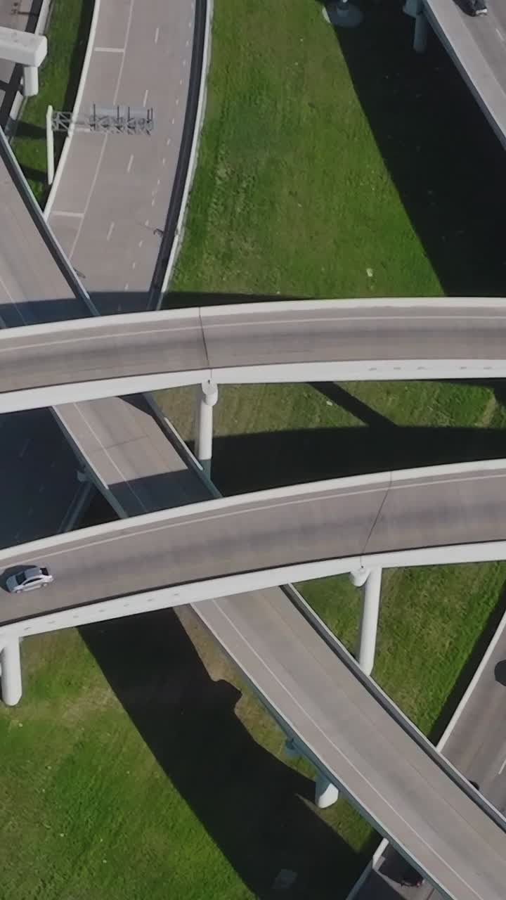 Autostrade del centro di Dallas che mostrano un intenso traffico in Texas