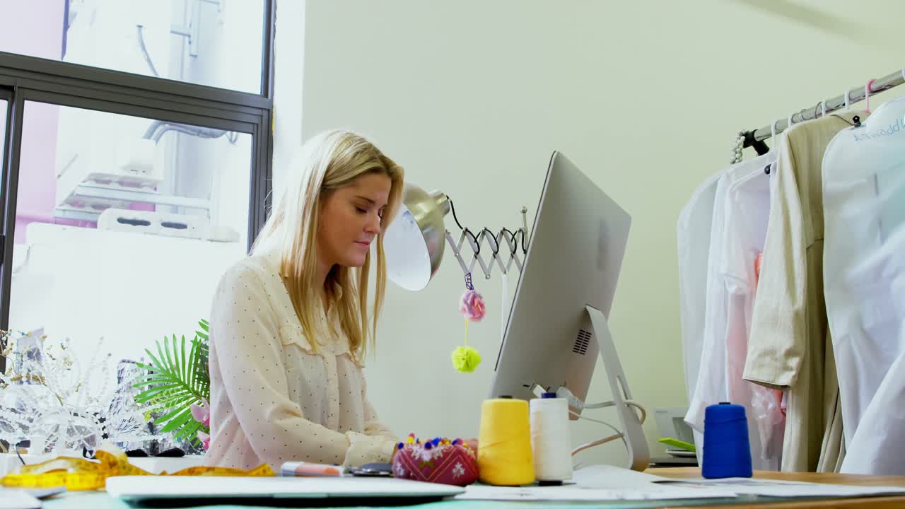 дизайнер моды использует настольный компьютер на столе 4k