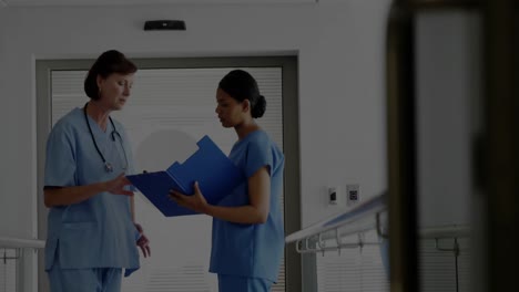 animación digital del procesamiento de datos financieros a través de líneas de cuadrícula contra mujeres médicas y mujeres médicas