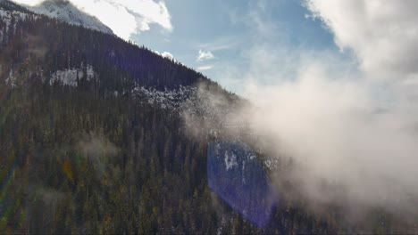 Pintoresco-Paisaje-Montañoso-Nevado-Y-árboles.