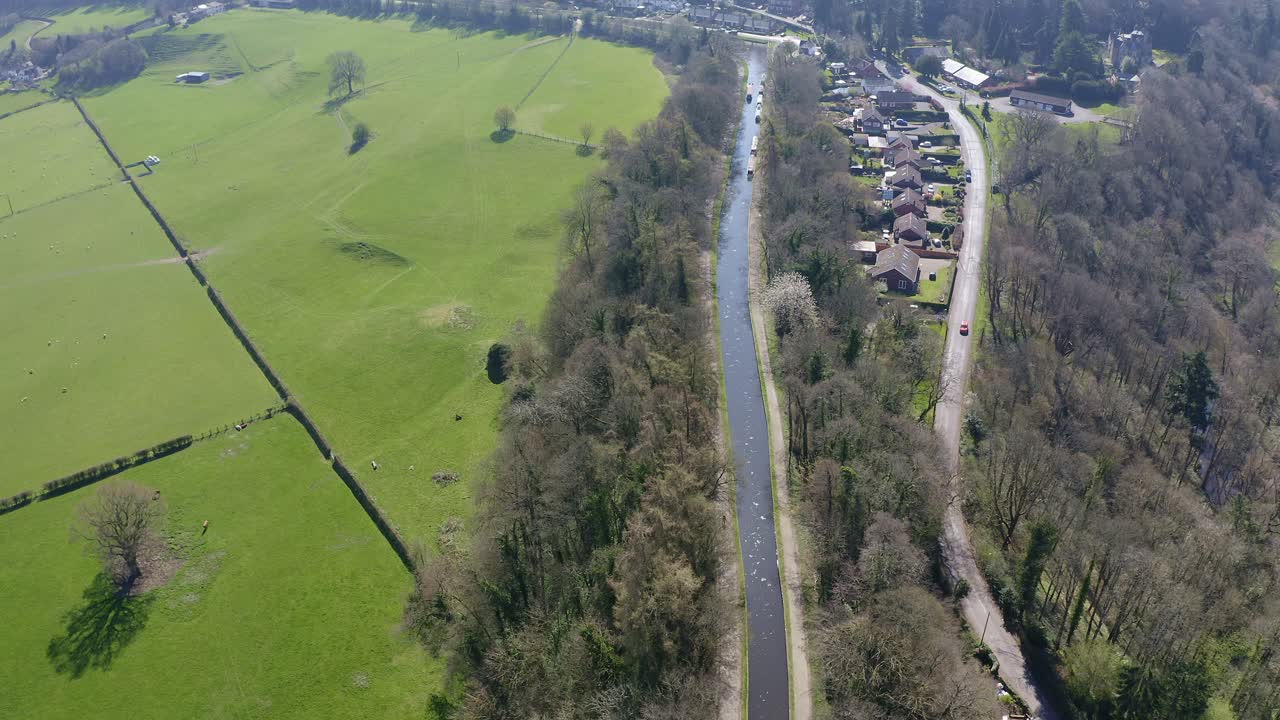 아름다운 웨일스 시골에 위치한 토마스 텔포드가 유명하게 설계한 퐁시실테 수로라고 불리는 아름다운 좁은 보트 운하 루트, 거대한 다리 고가교 및 보트 수리 야드