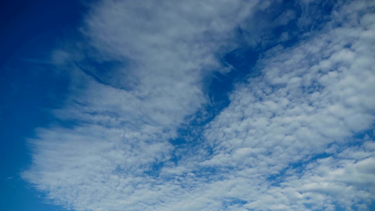 las nubes se mueven en el cielo azul.