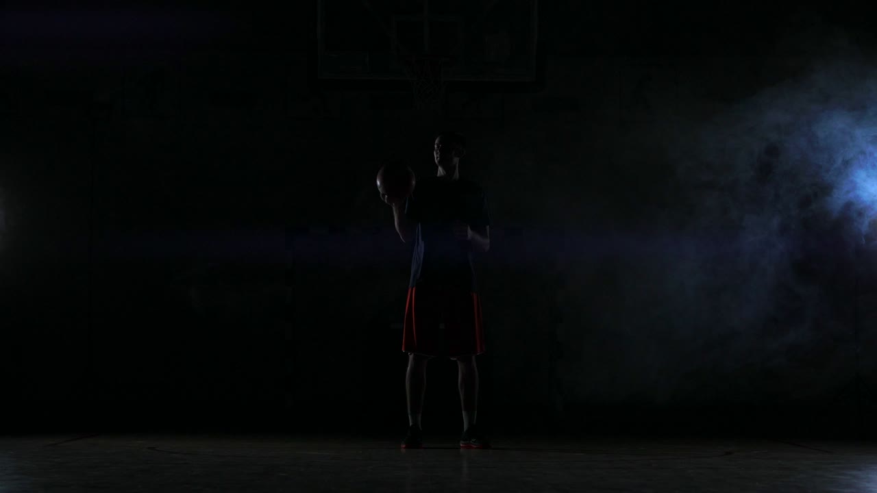 jugador de baloncesto callejero girando la pelota mientras la cámara lo rodea