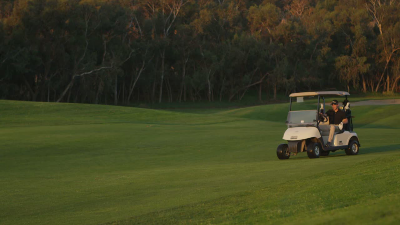 골프 코스에서 카트를 타는 골퍼