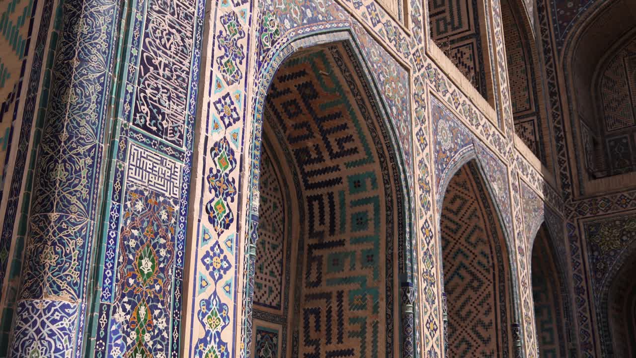 serie de arcos con azulejos intrincados en las madrasas de registan en samarcanda, uzbekistán a lo largo de la histórica ruta de la seda