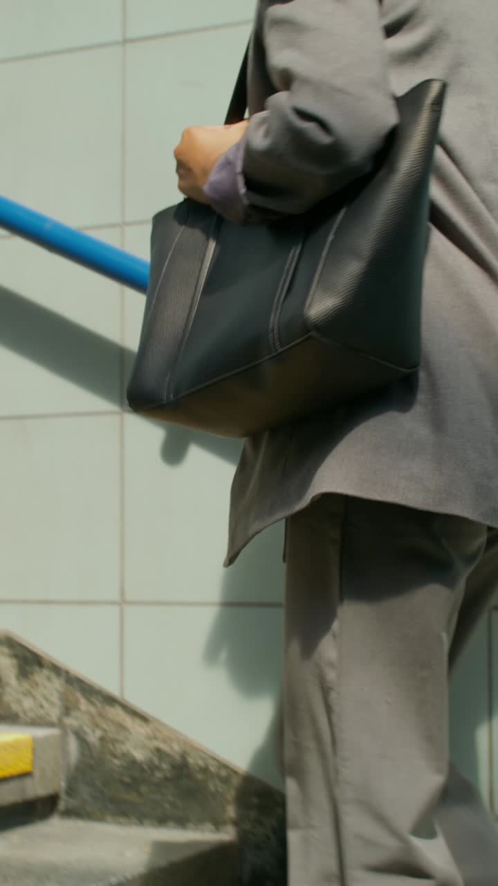 persona subiendo las escaleras