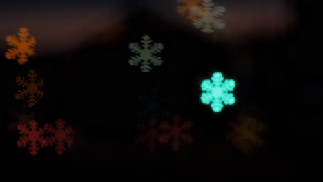 Schönes-Schneeflockenförmiges-Bokeh-Vom-Fahrenden-Auto-Und-Ampeln-Am-Abend,-Weihnachten,-Winter-Oder-Feiertagshintergrundkonzept,-Copyspace