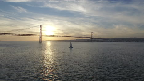 Barco-Navegando-En-Lisboa