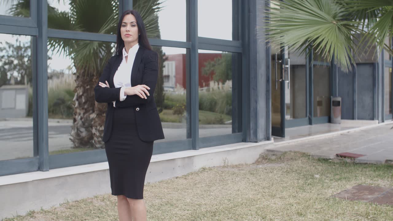 confiada, seria, joven, mujer de negocios