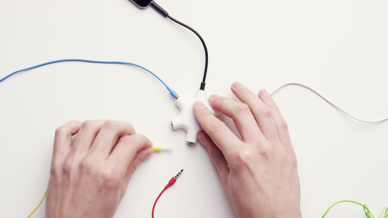 위에서 볼 수 있는 데이터 케이블을 연결하는 손 글로벌 공유 네트워크 개념 위에서 볼 수 있는 책상 - 빨간 에픽 드래곤