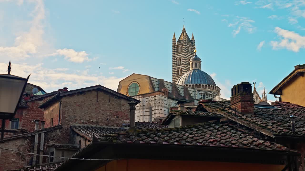 이탈리아 시에나 주 시에나 의 두오모 디 시에나 의 지붕 을 낮은  ⁇ 빛 에 볼 수 있다