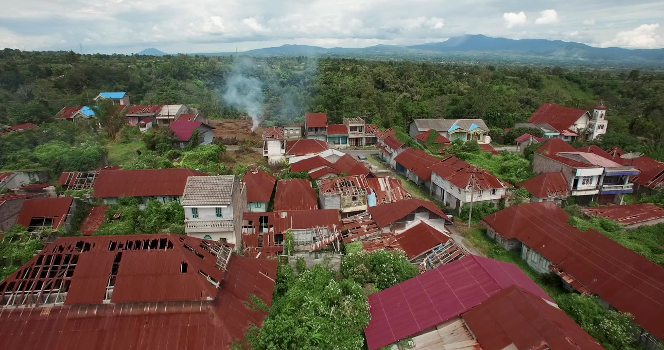 Rekaman drone udara desa yang hancur dan terbengkalai dekat Gunung Berapi Sinabung di Indonesia.