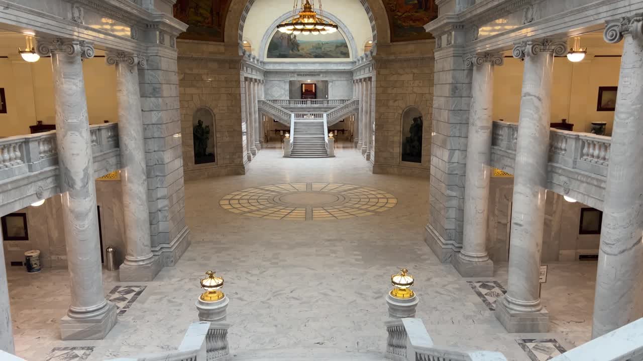 Panoramica verso il basso della hall vuota del Campidoglio dello Utah, partendo dall'arco del soffitto e scendendo verso la scalinata di marmo