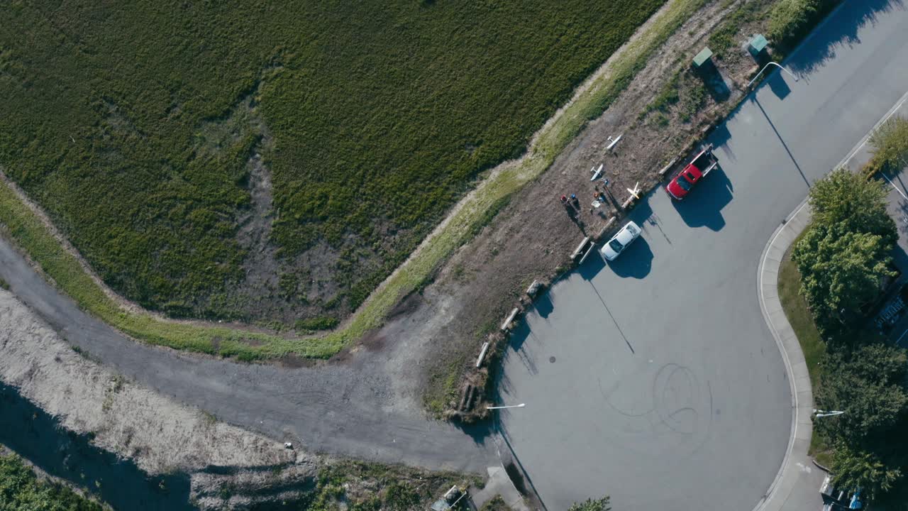 los contratistas realizan un estudio aéreo de la agricultura a vista de pájaro prospección de cultivos para la seguridad del control de calidad de forma remota la tripulación de operación de uav para ahorros atemporales con aviones rc drones en un día soleado de verano