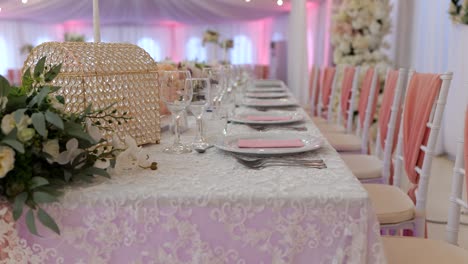 Decoración-De-Restaurante-Con-Flores-Y-Diferentes-Colores-Para-Bodas