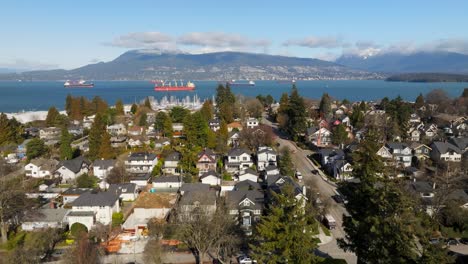 vista aérea de una zona residencial con el océano y la vista de la montaña en el fondo en vancouver, columbia británica, canadá