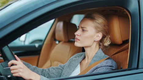 Conductor-Mujer-Enojada-Pitando-En-El-Coche