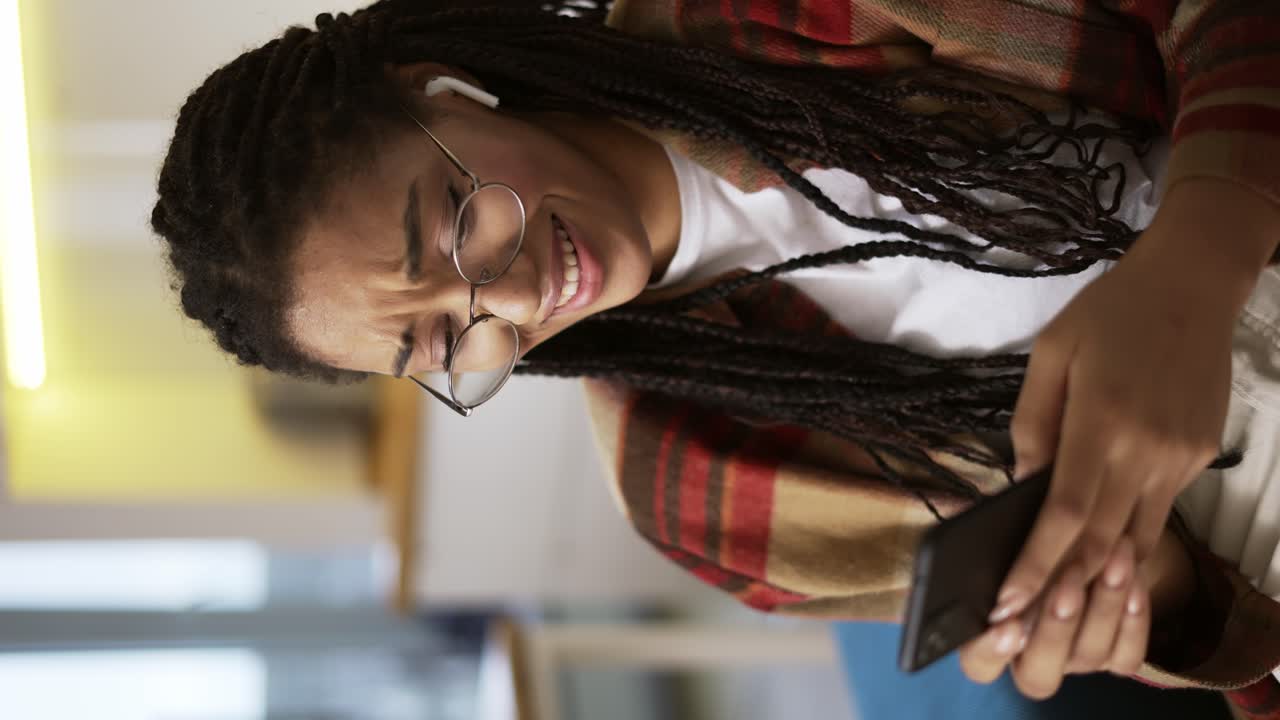 mujer joven usando smartphone en casa en un sofá, de cerca