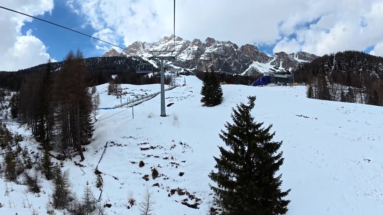 Giro in seggiovia su paesaggio montano innevato nelle Dolomiti
